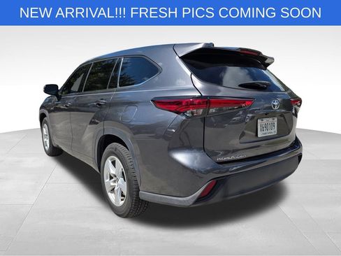 Used 2022 Toyota Highlander LE FWD image 17