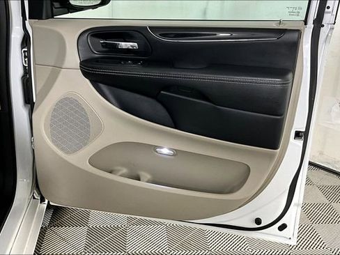 Used 2019 Dodge Grand Caravan SXT image 24