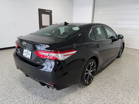Used 2020 Toyota Camry SE FWD image 3