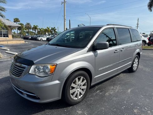 Used 2016 Chrysler Town & Country Touring FWD image 19
