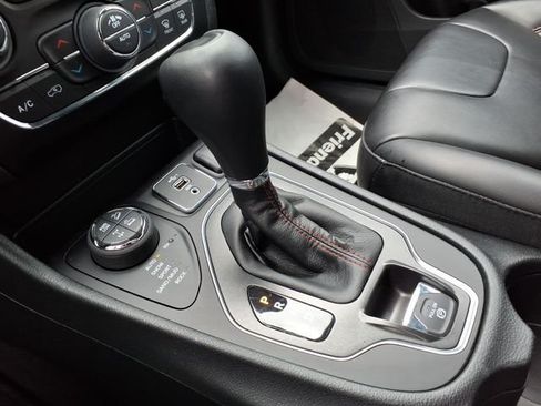 Used 2022 Jeep Cherokee Trailhawk AWD/4WD image 26