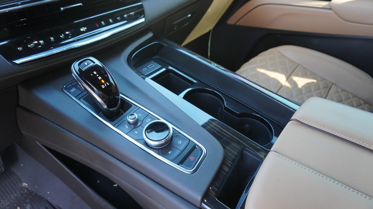 Used 2024 Cadillac Escalade ESV Premium Luxury AWD/4WD image 11