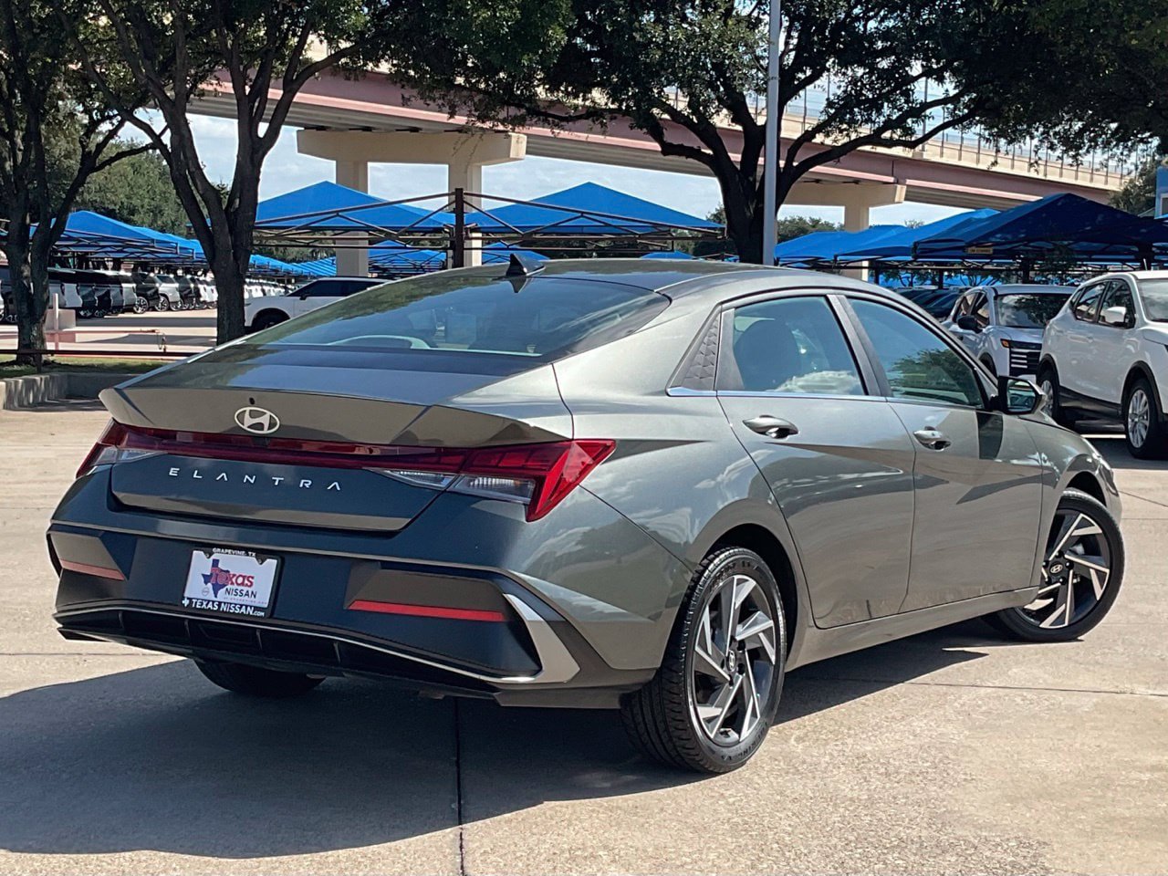 Used 2025 Hyundai Elantra SEL FWD image 4