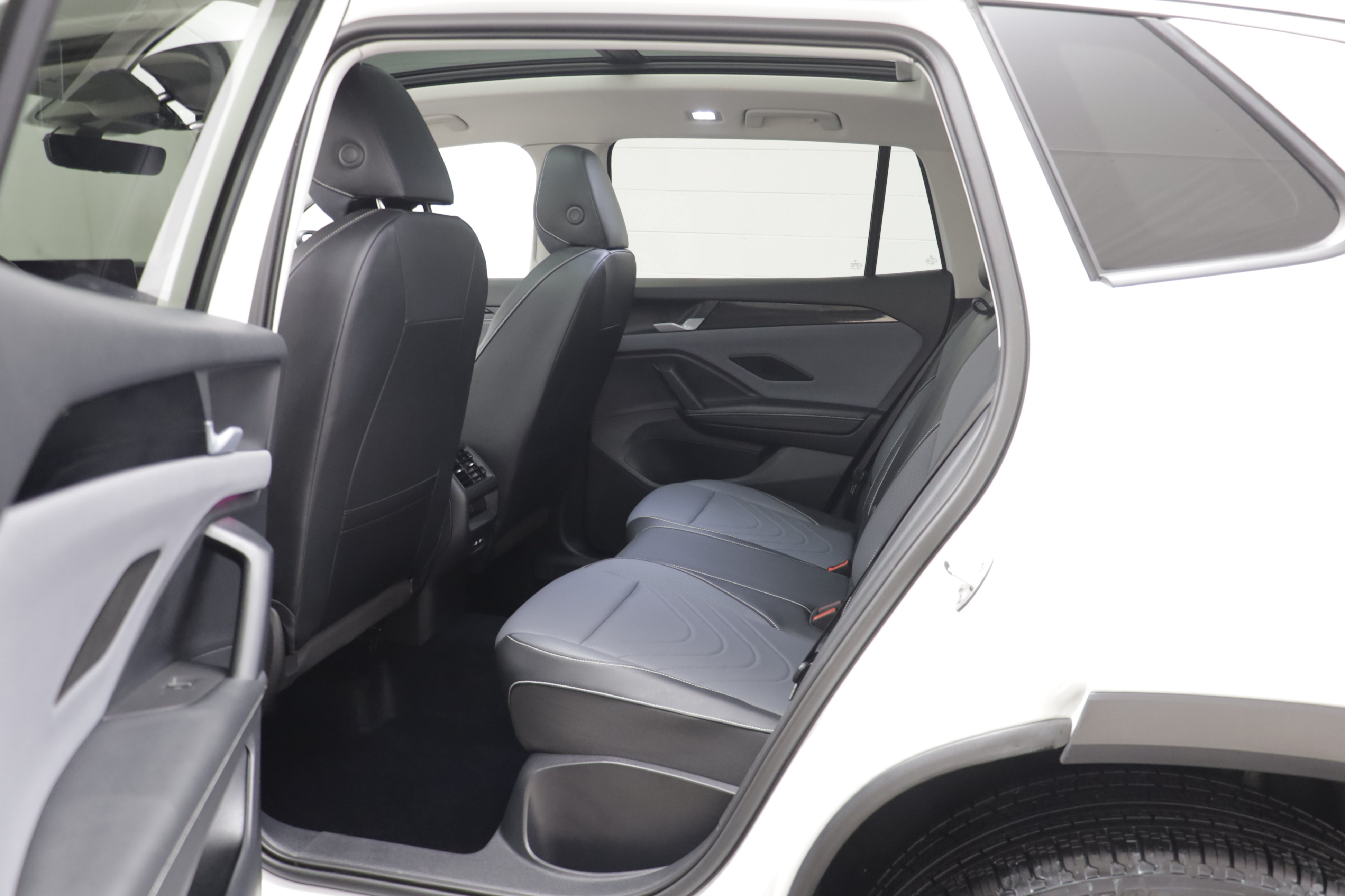 Used 2026 Volkswagen Tiguan SE w/ Panoramic Sunroof Package AWD/4WD image 13