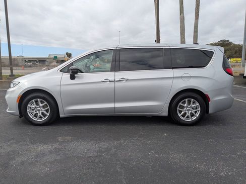 Used 2024 Chrysler Pacifica Touring-L image 7