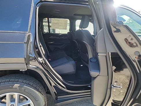 New 2025 Jeep Grand Cherokee Laredo X image 9