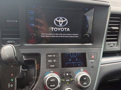 Used 2017 Toyota Sienna SE FWD image 4