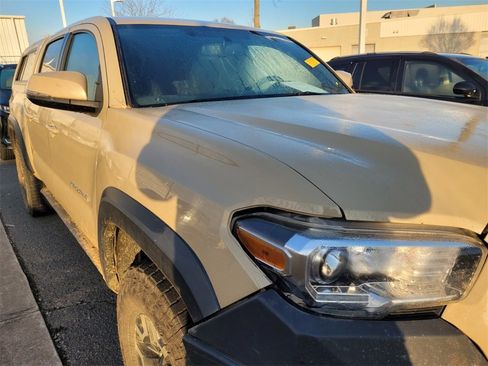 Used 2017 Toyota Tacoma TRD Off-Road image 9