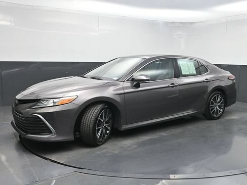 Used 2021 Toyota Camry XLE FWD image 5
