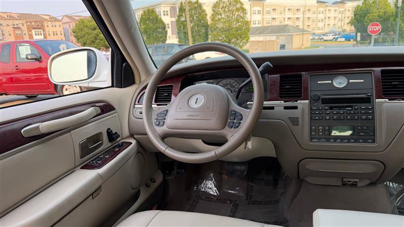 Used 2003 Lincoln Town Car Executive RWD image 23