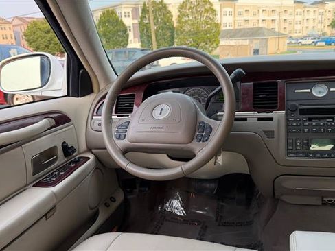 Used 2003 Lincoln Town Car Executive RWD image 23