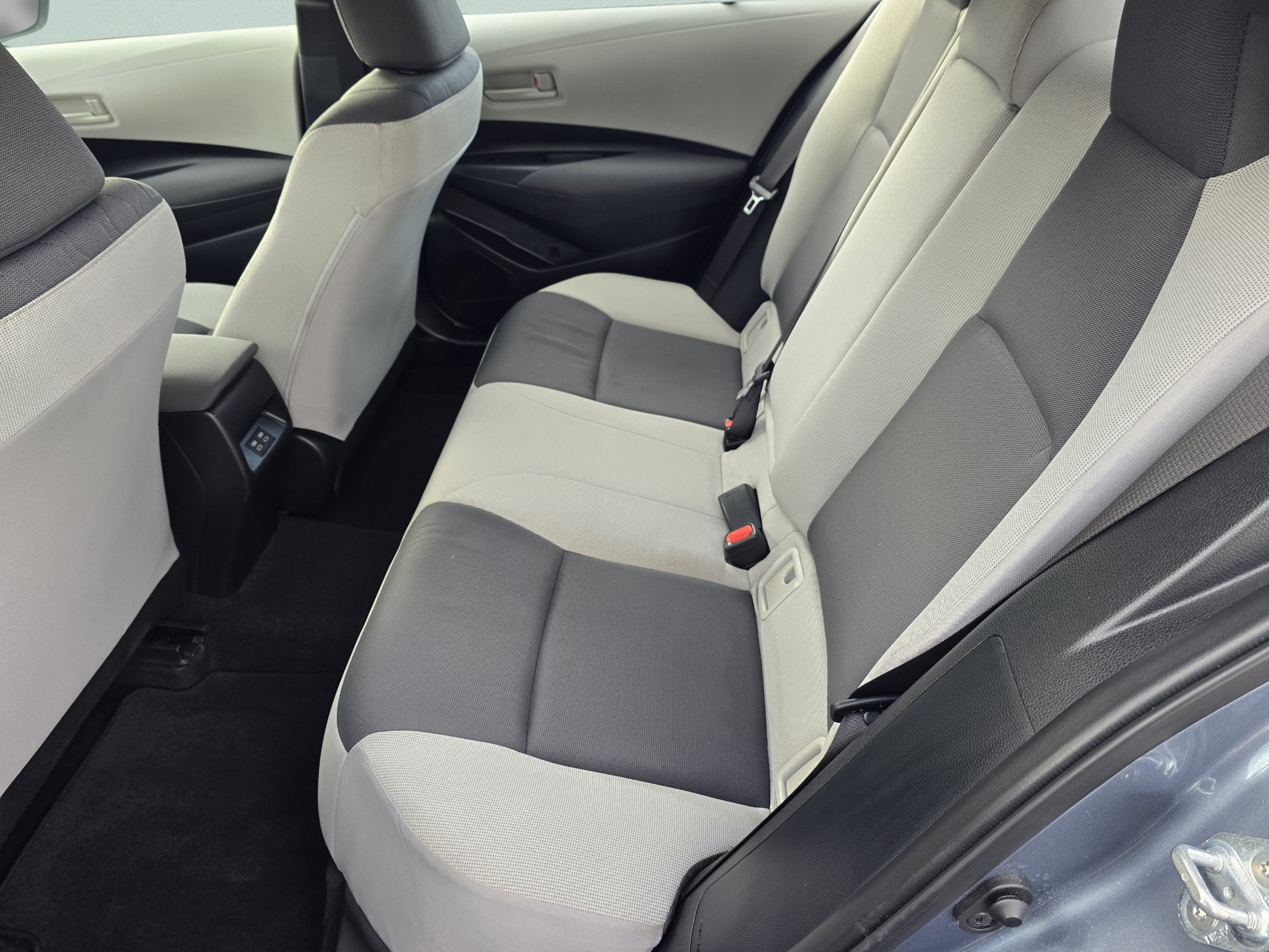 Used 2025 Toyota Corolla LE FWD image 6