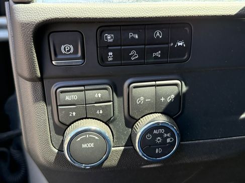 Used 2025 Chevrolet Suburban Z71 AWD/4WD image 17