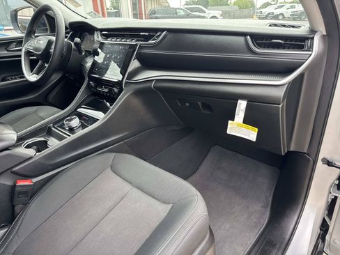 Used 2024 Jeep Grand Cherokee Laredo RWD image 12