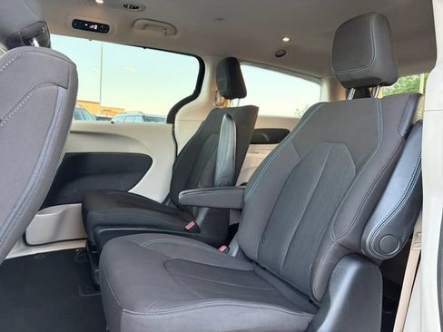 Used 2021 Chrysler Pacifica Touring w/ Cold Weather Group FWD image 27