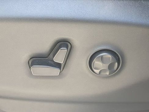 Used 2023 Chrysler Pacifica Touring-L FWD image 24