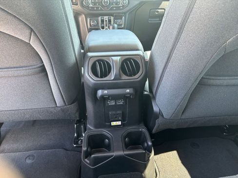 Used 2025 Jeep Wrangler Sahara image 23
