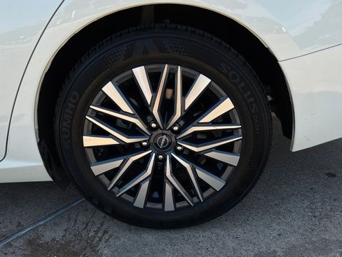Used 2025 Nissan Altima 2.5 SV FWD image 9