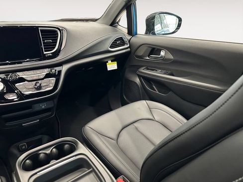 New 2027 Chrysler Pacifica Select w/ Family Tech Group FWD image 11