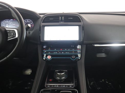 Used 2019 Jaguar F-PACE S AWD/4WD image 17