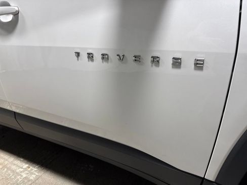 Used 2021 Chevrolet Traverse LT FWD image 9