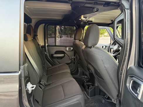 Used 2020 Jeep Gladiator Sport image 22
