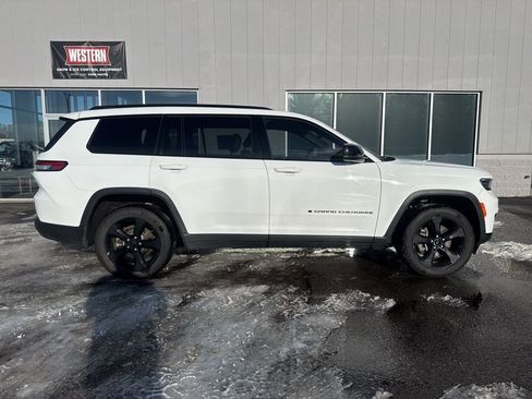 Used 2023 Jeep Grand Cherokee L Laredo image 2