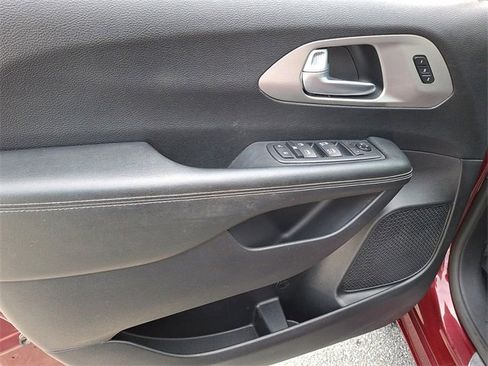 Used 2020 Chrysler Pacifica Touring-L image 13