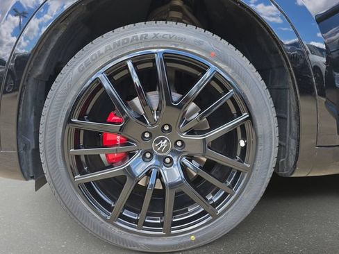 Used 2021 Maserati Levante AWD/4WD image 36