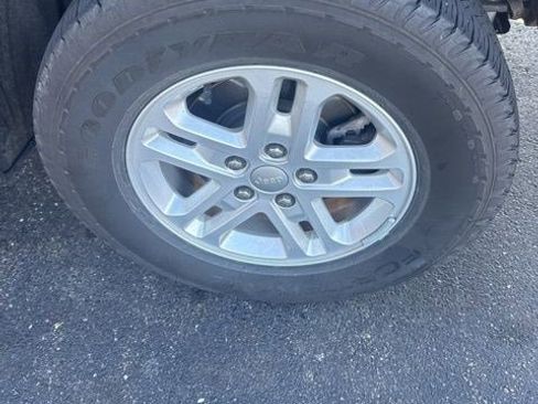 Used 2023 Jeep Grand Cherokee Laredo image 17