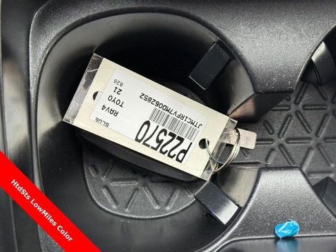 Used 2021 Toyota RAV4 XLE Premium image 30