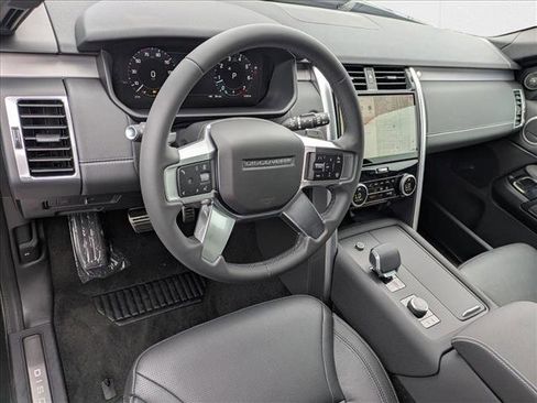 New 2025 Land Rover Discovery Dynamic SE image 3
