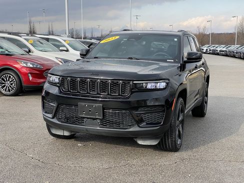Used 2023 Jeep Grand Cherokee Altitude image 3