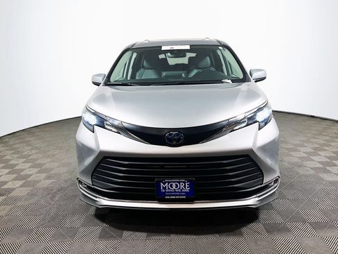 Certified 2024 Toyota Sienna XLE FWD image 2