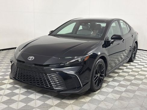 Used 2025 Toyota Camry SE FWD image 9