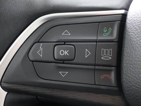 Used 2025 Jeep Grand Cherokee Altitude AWD/4WD image 11