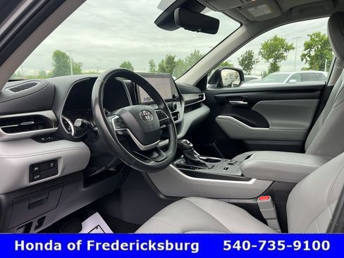 Used 2023 Toyota Highlander XLE FWD image 14
