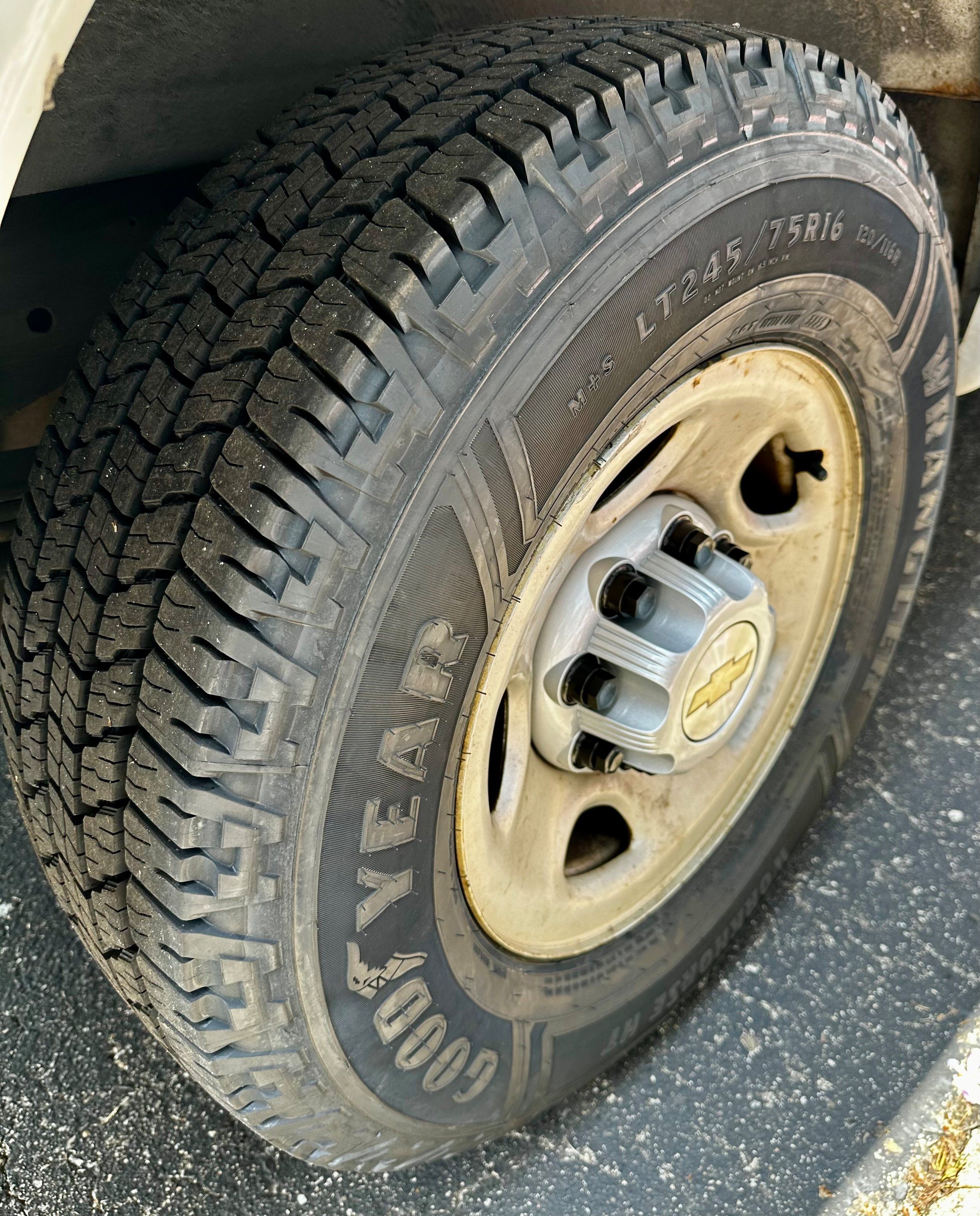 Used 2017 Chevrolet Express 2500 RWD image 16