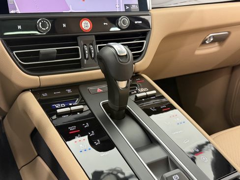 Certified 2025 Porsche Macan AWD/4WD image 36