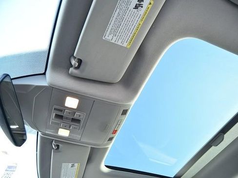 Certified 2025 Volkswagen Jetta SE w/ Sunroof Package image 22