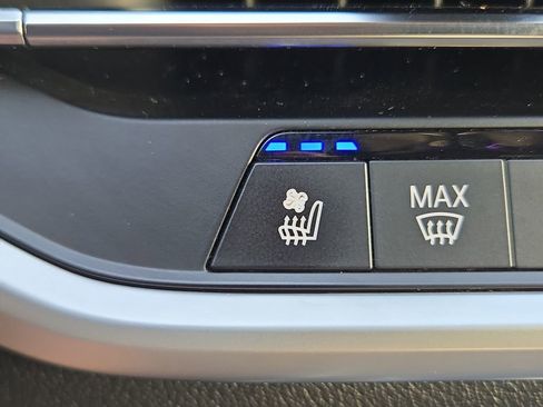 Used 2022 BMW X7 xDrive40i w/ Executive Package image 27