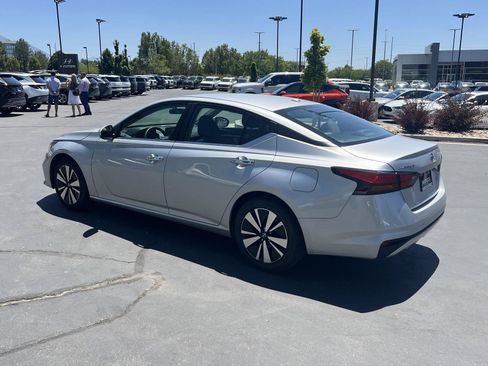 Used 2022 Nissan Altima 2.5 SV FWD image 11