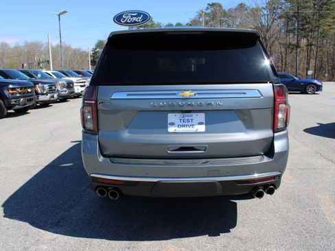 Used 2021 Chevrolet Suburban Premier w/ Premium Package image 7