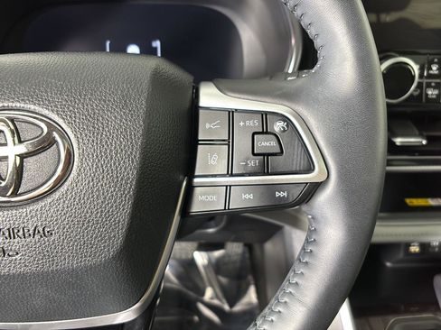 Used 2024 Toyota Highlander Platinum image 25