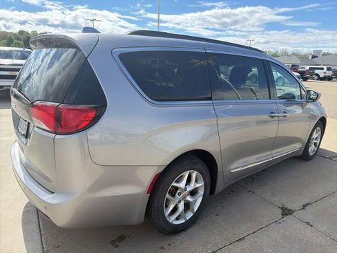 Used 2017 Chrysler Pacifica Touring-L w/ Tire & Wheel Group FWD image 3