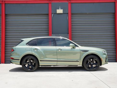 Used 2022 Bentley Bentayga AWD/4WD image 16