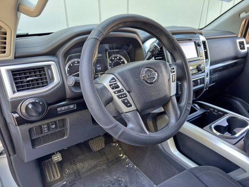 Used 2018 Nissan Titan SV w/ SV Convenience Package image 10