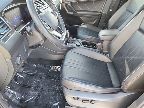 Used 2022 Volkswagen Tiguan SE w/ Panoramic Sunroof Package image 6