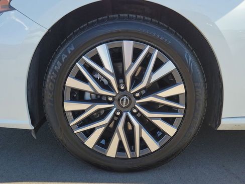 Used 2024 Nissan Altima 2.5 SV image 24