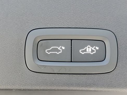 Certified 2024 Volvo XC40 B5 Plus AWD/4WD image 10